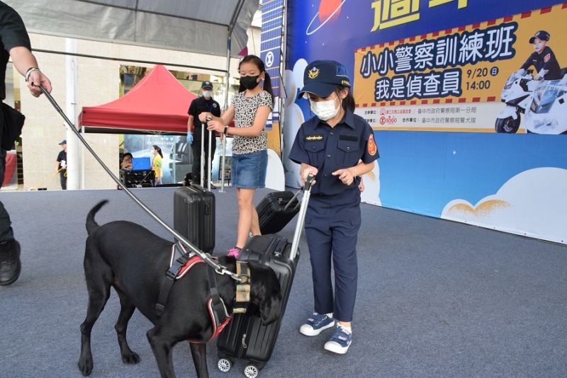 ▲小小警察帶著警犬一起偵查刑案(圖/記者鄧力軍翻攝)