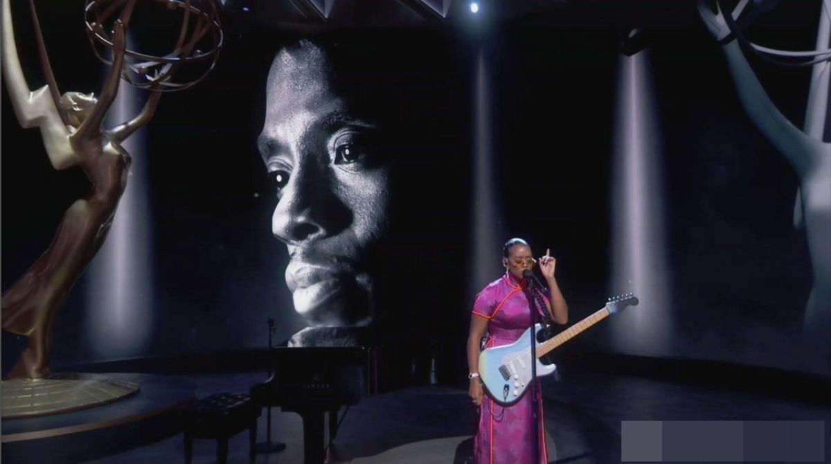 ▲在女歌手H.E.R.（右）自彈自唱的歌聲中，出現「黑豹」查德威克鮑斯曼的頭像。（圖／翻攝abc電視台）

