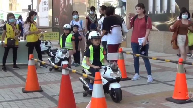 ▲小朋友在縮小版道路上體驗交通安全規則(圖/記者鄧力軍翻攝)