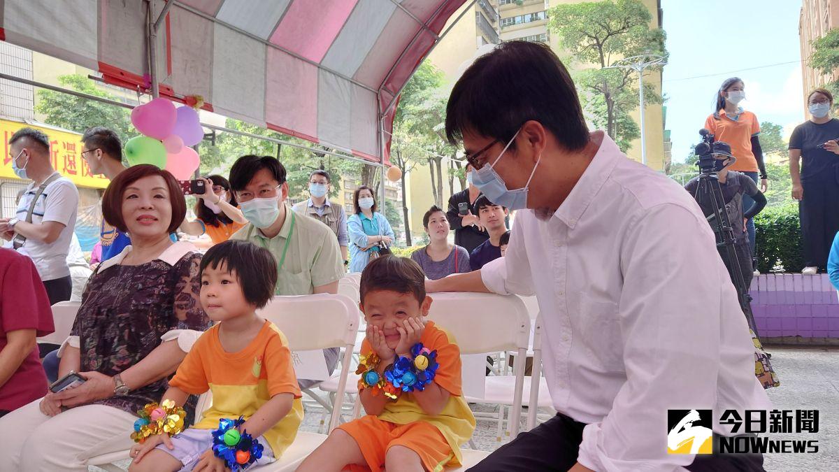 ▲高雄市長陳其邁參加高雄第七家社區公共托育家園落成啟用，和小朋友互動。（圖／記者鄭婷襄攝）