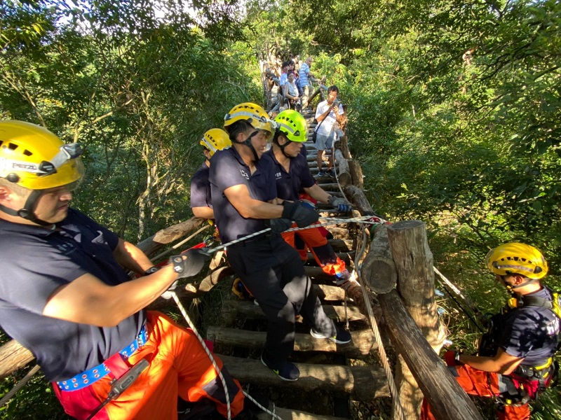 ▲東山、新社分隊垂降山谷，救援躲避虎頭蜂攻擊的山民。(圖/記者鄧力軍翻攝)