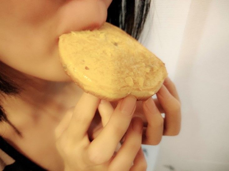 ▲有網友提到,大麥克中間麵包因為有醬汁及肉汁,才是精華所在,讓不少人大讚「懂吃」。(圖/翻攝自網路)