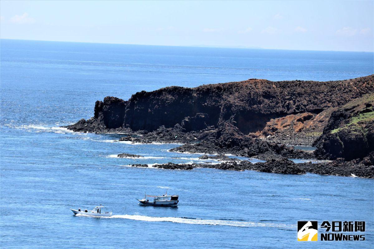 ▲澎湖防衛指揮部未爆彈組8名官兵在海巡署10066艦艇的支援下趕抵東吉，向民間業者雇用接駁小船，強行搶灘冒險登上鋤頭嶼查看水雷未爆彈。（圖／記者張塵攝，2020.09.20）