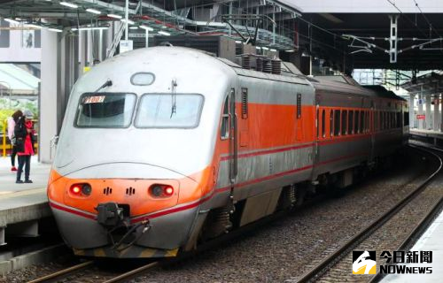 台鐵、火車、自強號 ▲一名女網友發文,表示自己日前搭台鐵時,遇到一位乘客竟然緊貼牆壁,並站在她的「位置內」,而畫面曝光後,網友則紛紛大喊「超尷尬」。(示意圖/NOWnews資料照片)