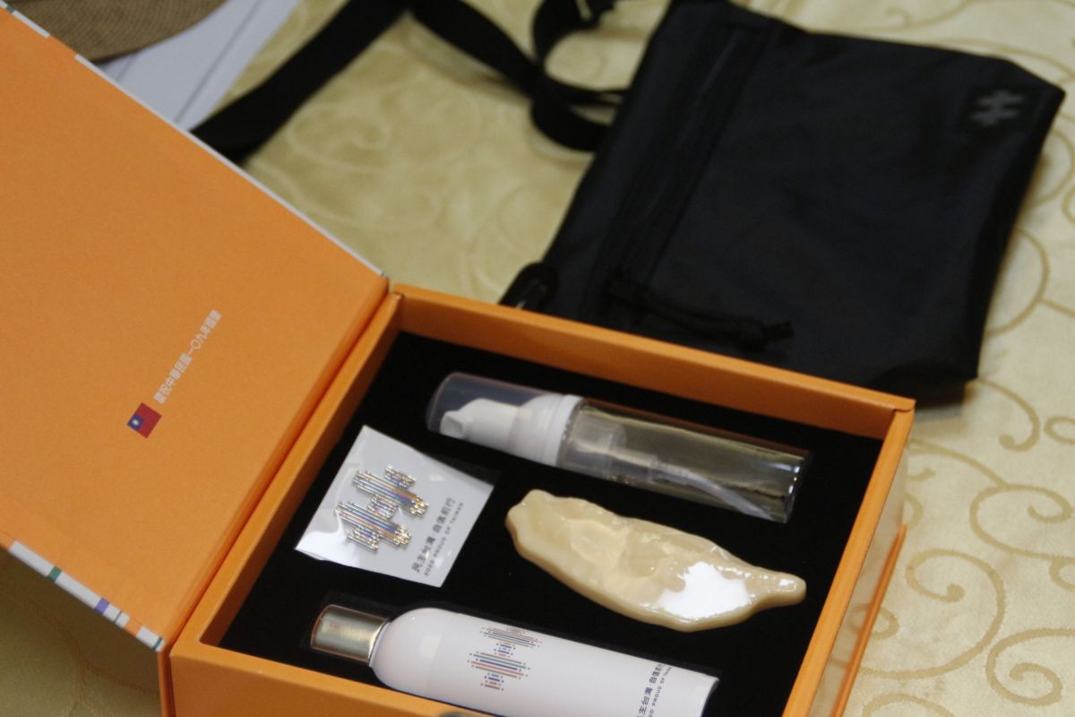 ▲109年度國慶紀念禮物開箱，今年首增「防疫禮盒」。（圖／國慶籌備委員會提供）