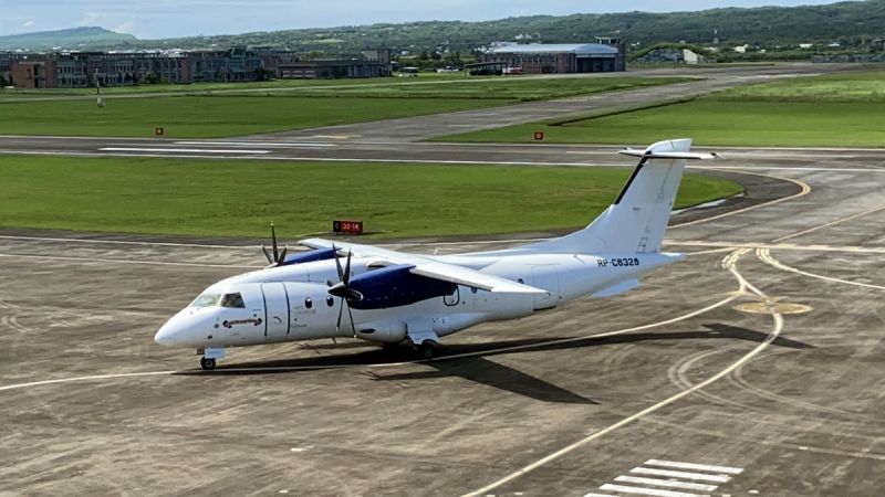 ▲菲律賓籍白金航空公司使用的飛航機型為Dornier 328螺旋槳引擎之客機，機21日上午在恆春機場進行包機「空機試飛」。（圖／記者黃正忠攝, 2020.09.21）