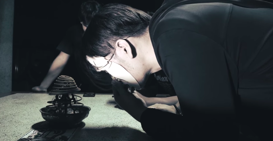 ▲「鬼man」日前走訪一間位於台灣中部的廢棄校園拜訪土地公。同行的直播主向土地公「求明牌」，鬼man也提供協助。（圖／Youtube頻道【鬼man&阿道夫】授權提供）