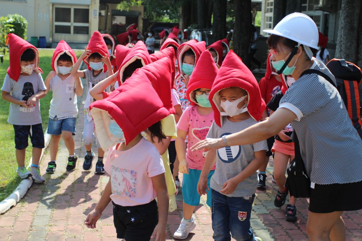 ▲雲林縣長張麗善今日上午前往斗南石龜國小和師生進行國家防災日防震演練，親自體驗地震避難三步驟。（圖／記者簡勇鵬攝,2020.09.21）