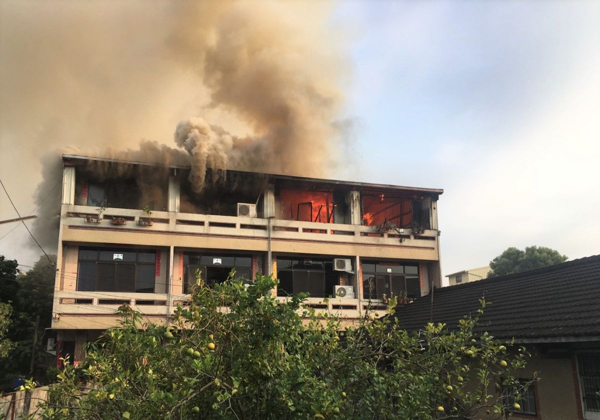 ▲▲古坑鄉東和村21日下午發生一起火警，火勢大波及4間連棟的頂樓加蓋鐵皮隔間。（圖／記者簡勇鵬攝,2020.09.21）