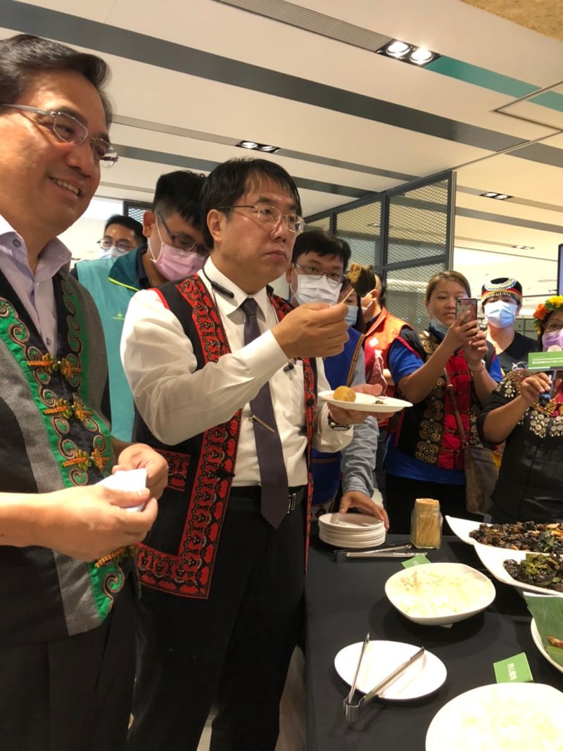 ▲黃偉哲品嘗山豬肉,直誇美味(圖/記者林怡孜攝,2020,09,21)