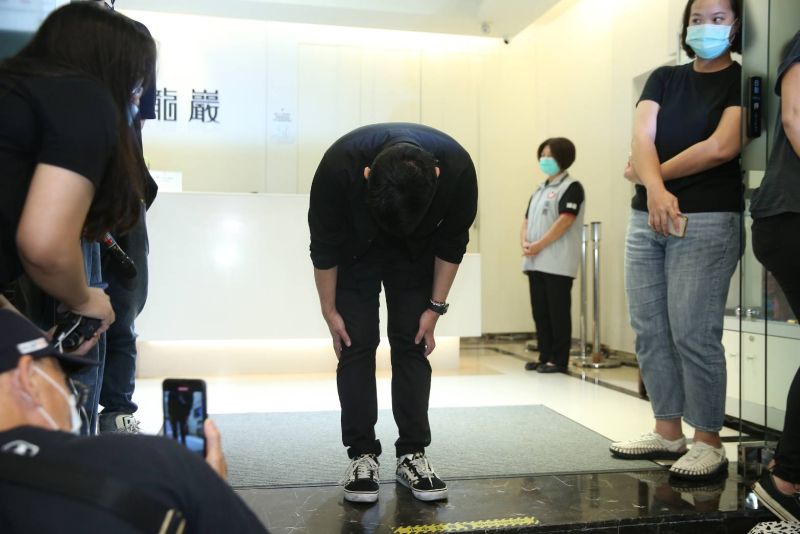 ▲經紀人Dino向外界鞠躬表達致謝。(圖/特約記者林敬原攝)