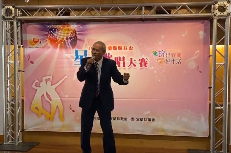 ▲今年83歲王煌隆架勢十足高歌一曲「乾一杯」。（圖／記者李清貴攝,2020.09.21)