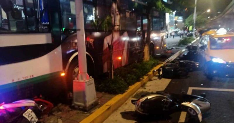 ▲台北市內湖區晚間發生一起公車衝上人行道事故，造成一死一重傷。（圖／翻攝臉書社團內湖讚）
