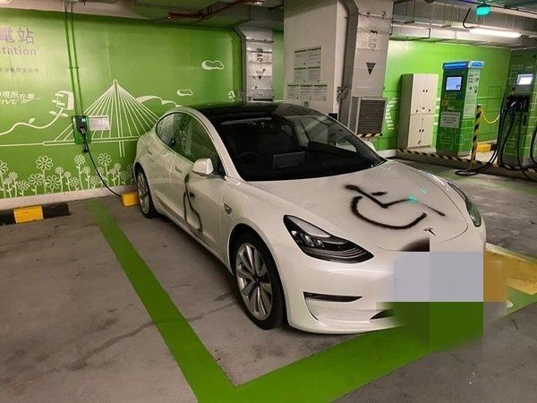 ▲網友指出,身障車位的停車格是藍色的,電能車位是綠色的沒錯。(圖/翻攝自《爆笑公社》