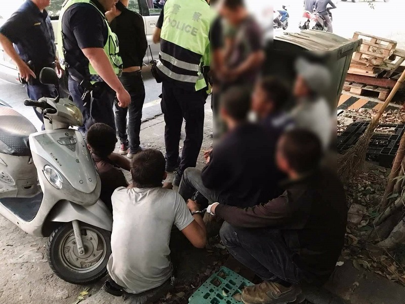 ▲8名逃逸移工因口角大小聲，引來員警注意而一網成擒。(圖/記者鄧力軍翻攝)