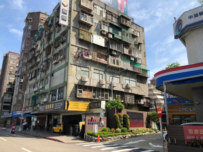 ▲據實價登錄顯示,今年3月中山區新生北路二段「百年中山大廈」中,有一筆總價僅200萬的小套房交易。(圖/台灣房屋提供)