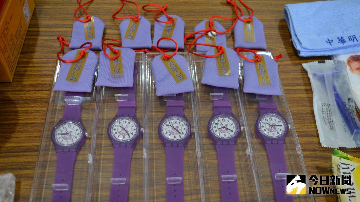 ▲就業包中的人人平安手錶與月圓人安御守。（圖／記者郭政隆攝影2020.9.22）
