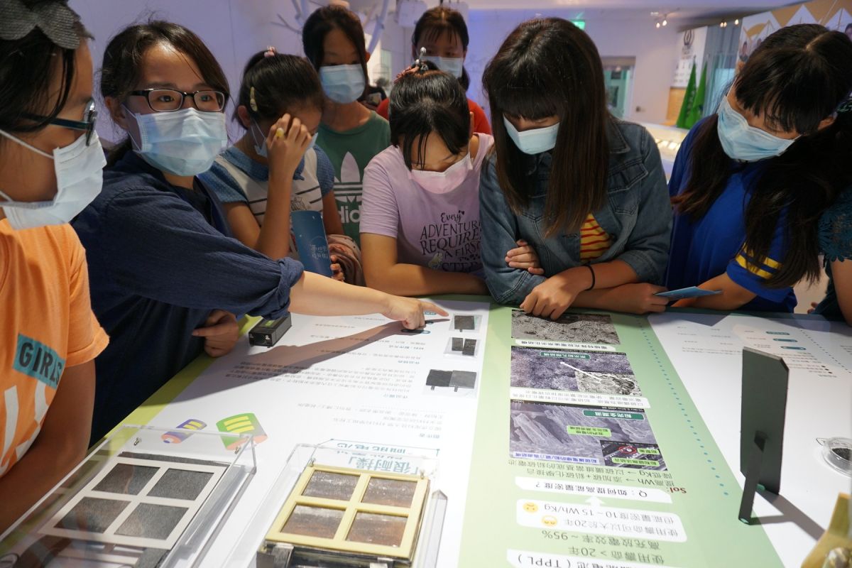 ▲開幕首日安慶國小學生參訪，學生們仔細聆聽相關導覽。（圖／記者洪佳伶攝,2020.09.20）