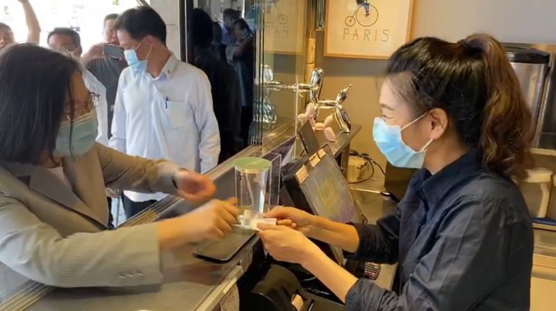 ▲海軍因緊急出勤被迫棄單飲料店88杯飲料,蔡英文22日在視察完空軍天駒部隊後親赴飲料點買了150杯飲料。(圖/總統府提供)