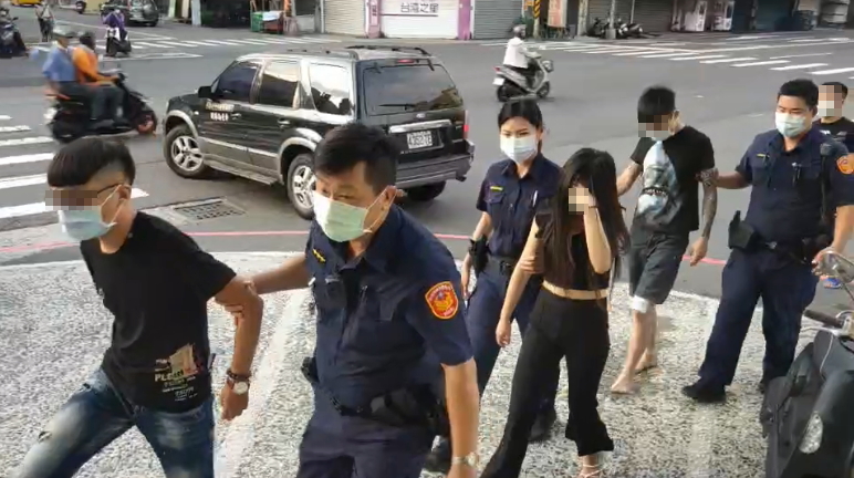 ▲高雄前鎮區興仁公園於今天發生暴力事件，兩派人馬疑似為友人喬債談判破裂互嗆後鬥毆，警方陸續帶回十多人到案，並持續調閱監視積極追查其他共犯中，並朝向殺人未遂、傷害等罪偵辦。（圖／記者郭凱杰翻攝，2020.09.22）