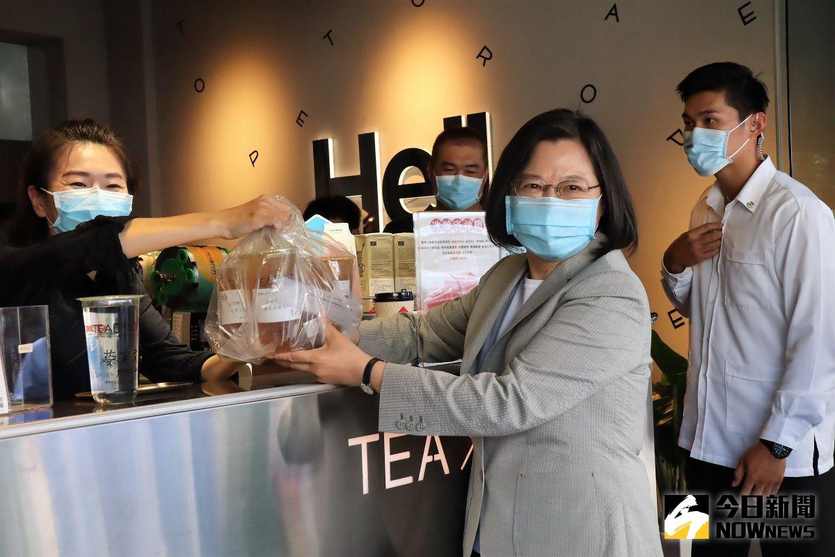 ▲蔡英文特地拿錢買飲料，幫忙把遲到的冷飲帶給子儀艦官兵，她也謝謝所有在第一線把關國防的弟兄姊妹，大家辛苦了，國家感謝你們。 （圖／記者張塵攝，2020.09.22）
