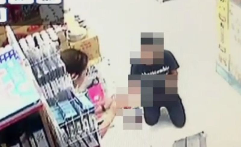 ▲雙方喬債談判破裂互嗆後鬥毆一名男子遭砍傷跑到一旁的小北百貨求救,警方獲報立即派遣警網處理。(圖/記者郭凱杰翻攝,2020.09.22)