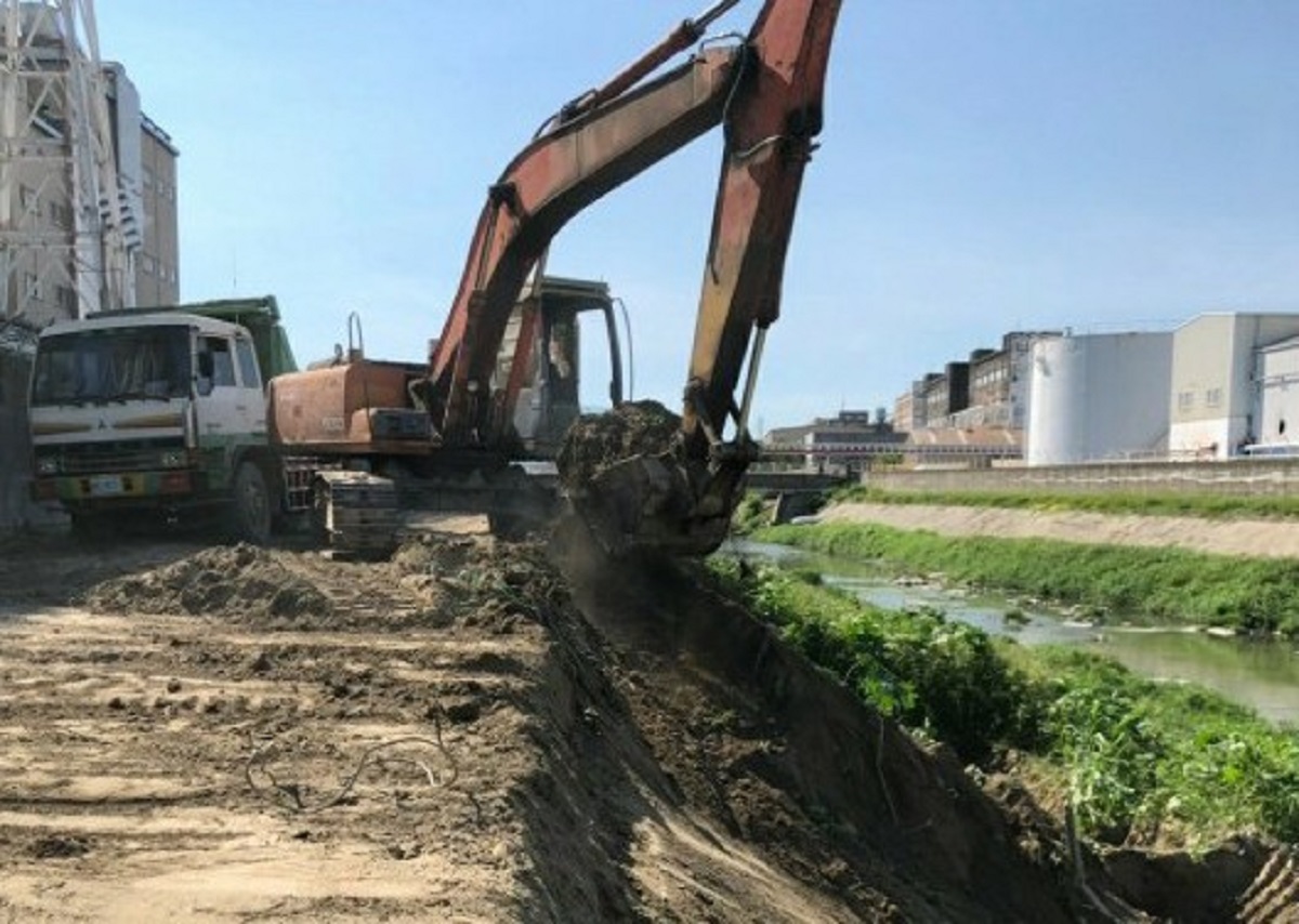 ▲為改善後勁溪上游曹公新圳洪水溢淹問題，高雄市水利局已於今年8月完成台塑段河道淤土清疏，總計清疏長度約626公尺，清疏量約6,600立方公尺。（圖／高市水利局提供）