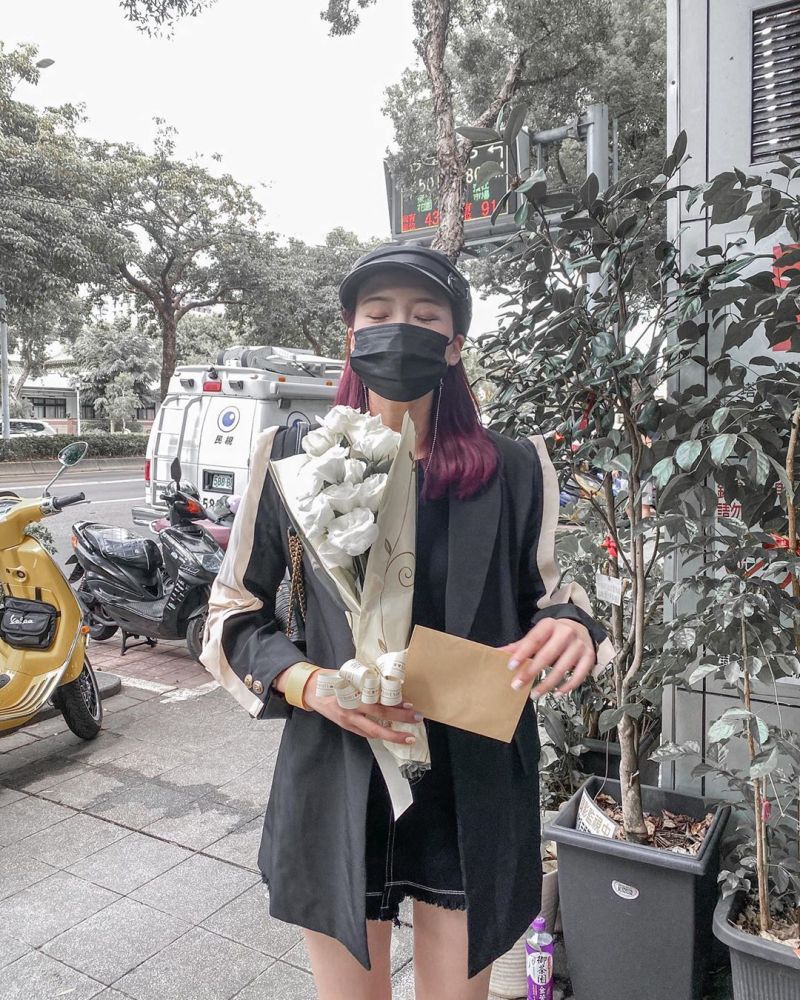 ▲馬薏雯在小鬼靈堂外拍照留念。(圖/馬薏雯IG)