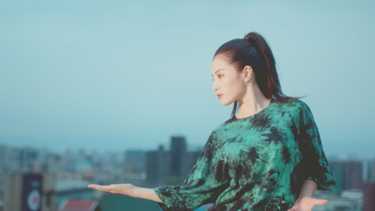 ▲江靜自爆沒穿內衣。（圖／本色音樂提供）