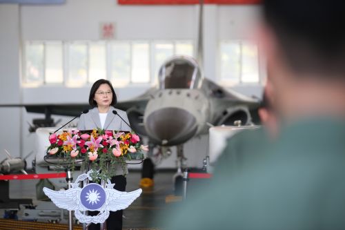 經國號戰機降落馬公基地輪胎癟氣！緊急關閉跑道　6航班受影響
