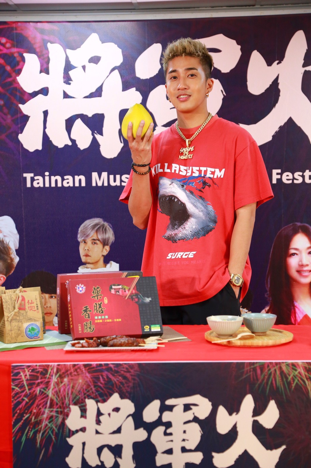 ▲將軍火音樂節記者會現場婁峻碩大推台南麻豆文旦，讚嘆清香多汁（圖／記者林怡孜攝，2020,09,22）