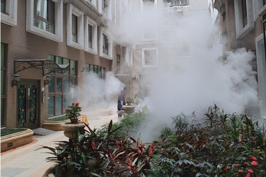 ▲衛生局在高風險場域進行環境噴消，避免病媒蚊孳生。(圖/記者康子仁攝)