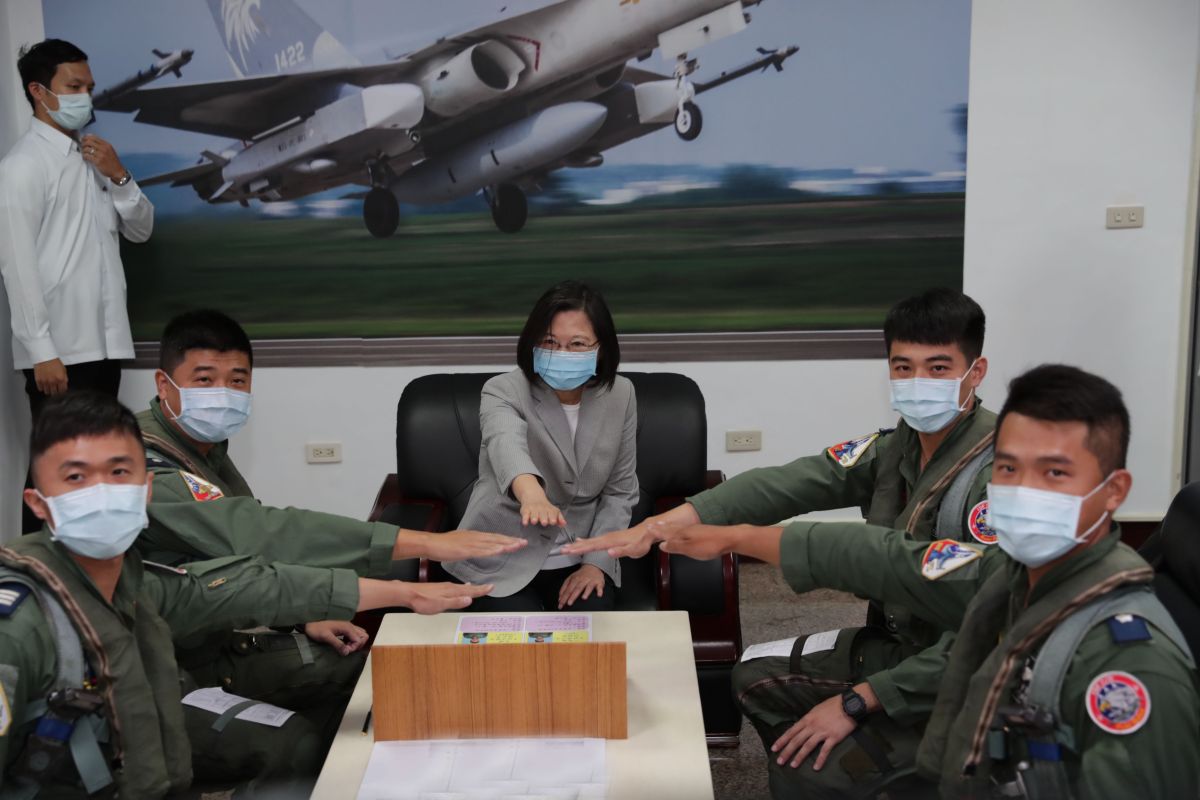 ▲總統蔡英文前往澎湖視導天駒部隊，背景為經國號掛載萬劍彈升空。（圖／軍聞社提供）