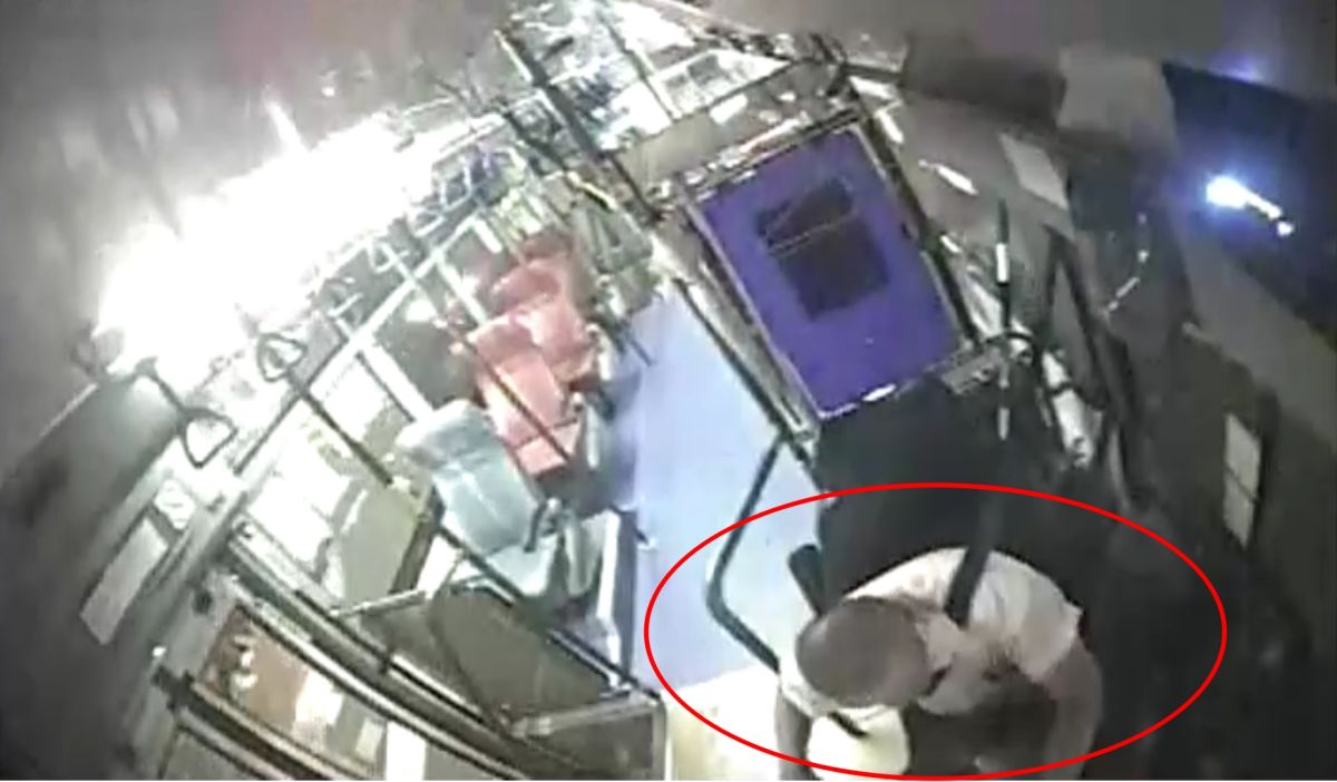 ▲根據公車內部畫面顯示，許姓駕駛在肇事之前，曾經數度打瞌睡，最後更直接睡著，直到公車開上人行道靜止後才驚醒。（圖／翻攝車內監視器畫面）