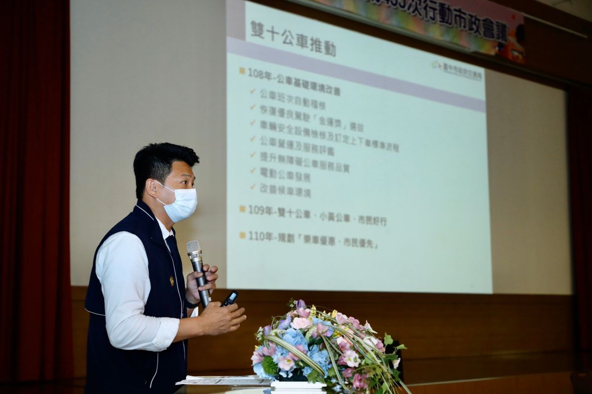 ▲台中市交通局長葉昭甫說明雙十公車優惠明年推新制， 市民優先、外縣市民眾排除。（圖／市府提供）