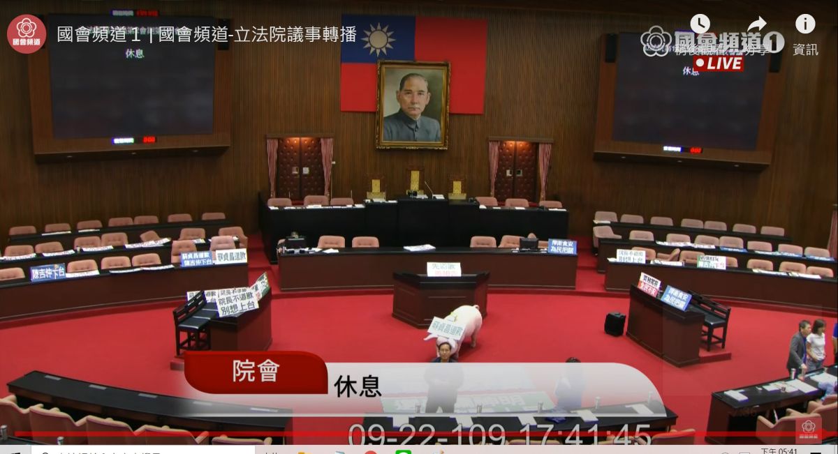 ▲不滿民進黨對美豬態度轉彎，國民黨團佔議場拒絕讓行政院長蘇貞昌報告、備質詢，立法院議事空轉一天。 (圖/翻攝立法院直播)