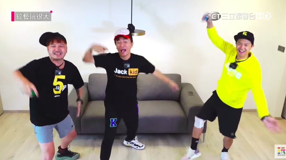 ▲小鬼先前錄製的《綜藝玩很大》還有庫存5集，上週正常播出苗栗玩很大下集，不少觀眾都在電視機前觀看。（圖／翻攝綜藝玩很大Youtube）