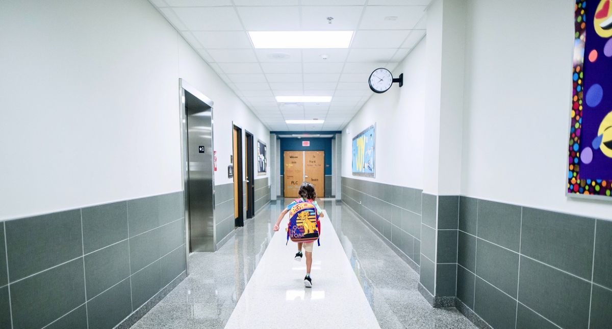 ▲小女孩下課回家發現媽媽不在家，竟意外扯出家庭風暴。（示意圖與內文無關／翻攝Pexels）