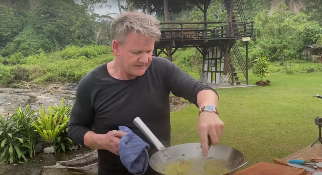 ▲高登·拉姆齊製作印尼蛋炒飯(圖|翻攝自影片)