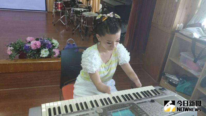 ▲郭韋齊也展露一手她彈電子琴的狀況。（圖／記者陳雅芳攝，2020.09.22）