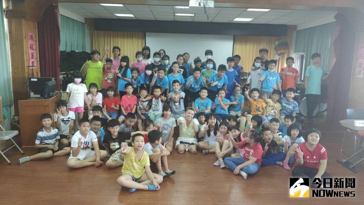 ▲微笑天使-郭韋齊至文德國小分享生命歷程，郭韋齊用風趣、樂觀的態度來訴說自己的生命故事，在場的師生都被她正向的心態所感染了。（圖／記者陳雅芳攝，2020.09.22）