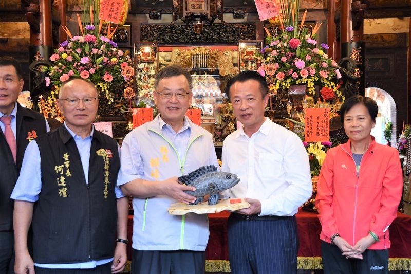 ▲賴峰偉與嘉義縣長翁章梁在新港奉天宮互贈紀念品。(圖/澎湖縣政府提供)