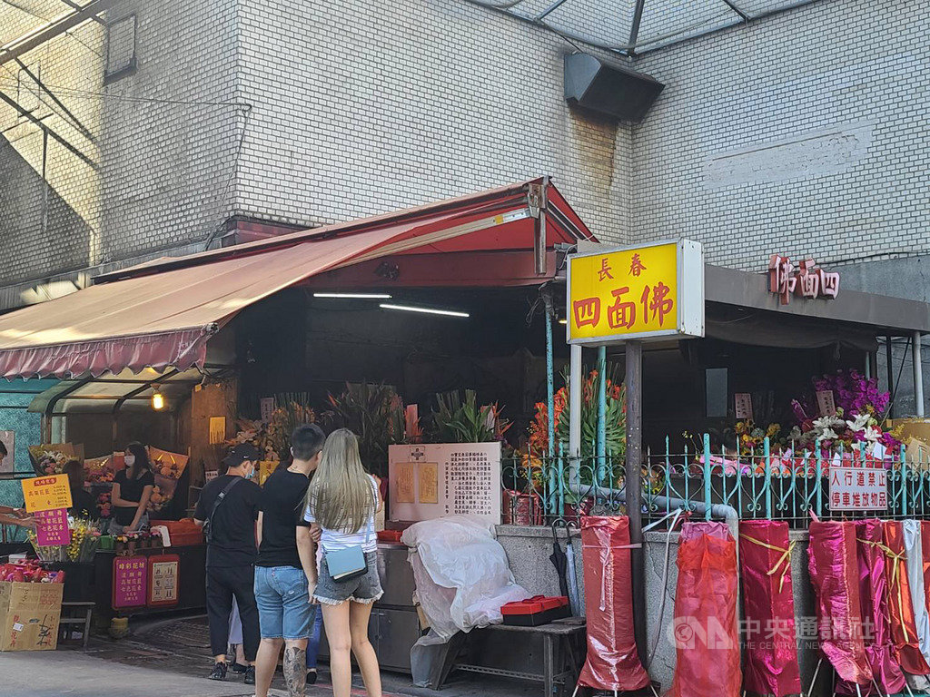 ▲長春四面佛歷史悠久，占地雖然只有10坪左右，但「有求必應」的傳聞不斷，吸引眾多信徒參拜，也讓一旁的賣花攤位業績長紅不墜。中央社記者江明晏攝 109年9月22日