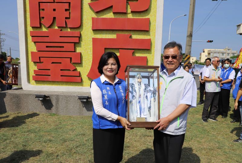 ▲張縣長致贈布袋戲偶給澎湖縣長賴峰偉等人。(圖/記者蘇榮泉攝,2020.09.22)