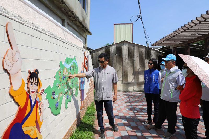 ▲縣府請洪茂仁村長為澎湖府會參訪團導覽,解說顏思齊開臺狀況。(圖/記者蘇榮泉攝,2020.09.22)