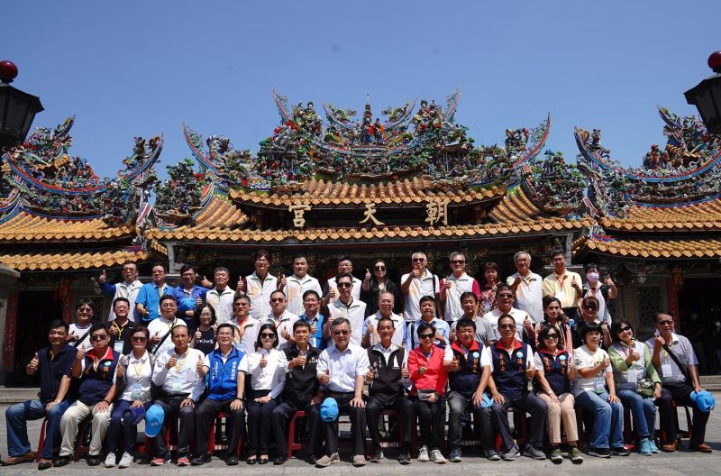 ▲澎湖縣政府及縣議會參訪團由朝天宮董事長蔡咏锝陪同在廟前合影留念。(圖/記者蘇榮泉攝,2020.09.22)
