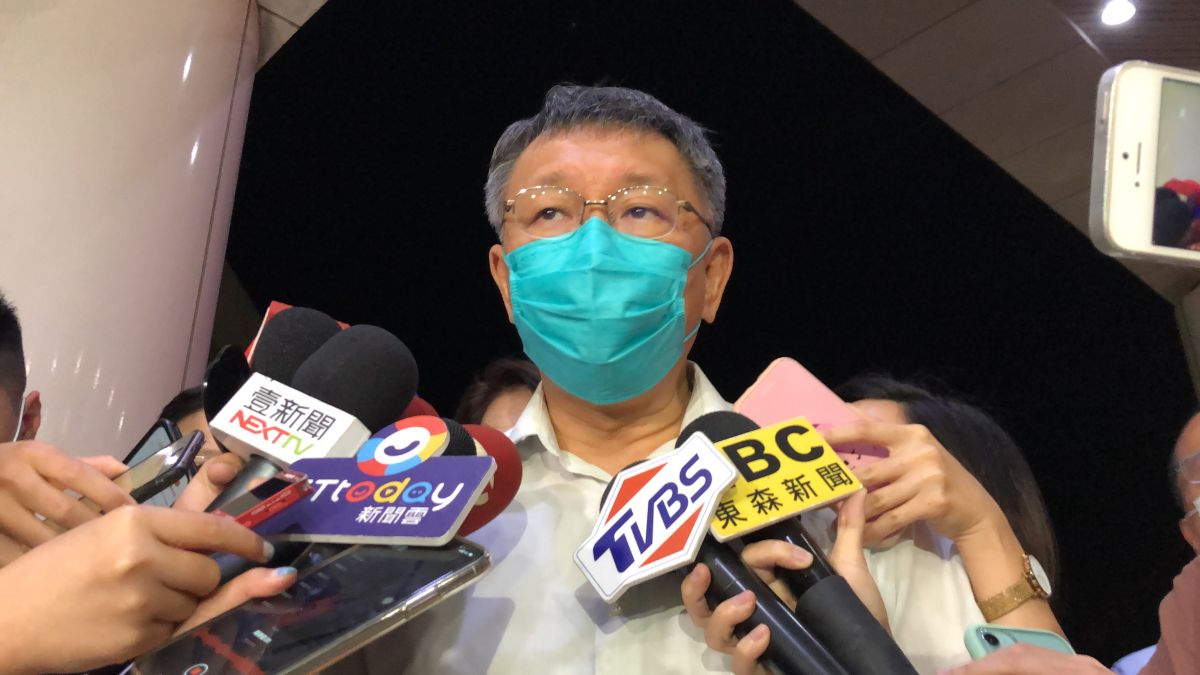 ▲台北市長柯文哲22日晚間前往三軍總醫院探視安養中心火警傷者，並表示調查清楚後會向大家完整說明。（圖／記者丁上程攝）