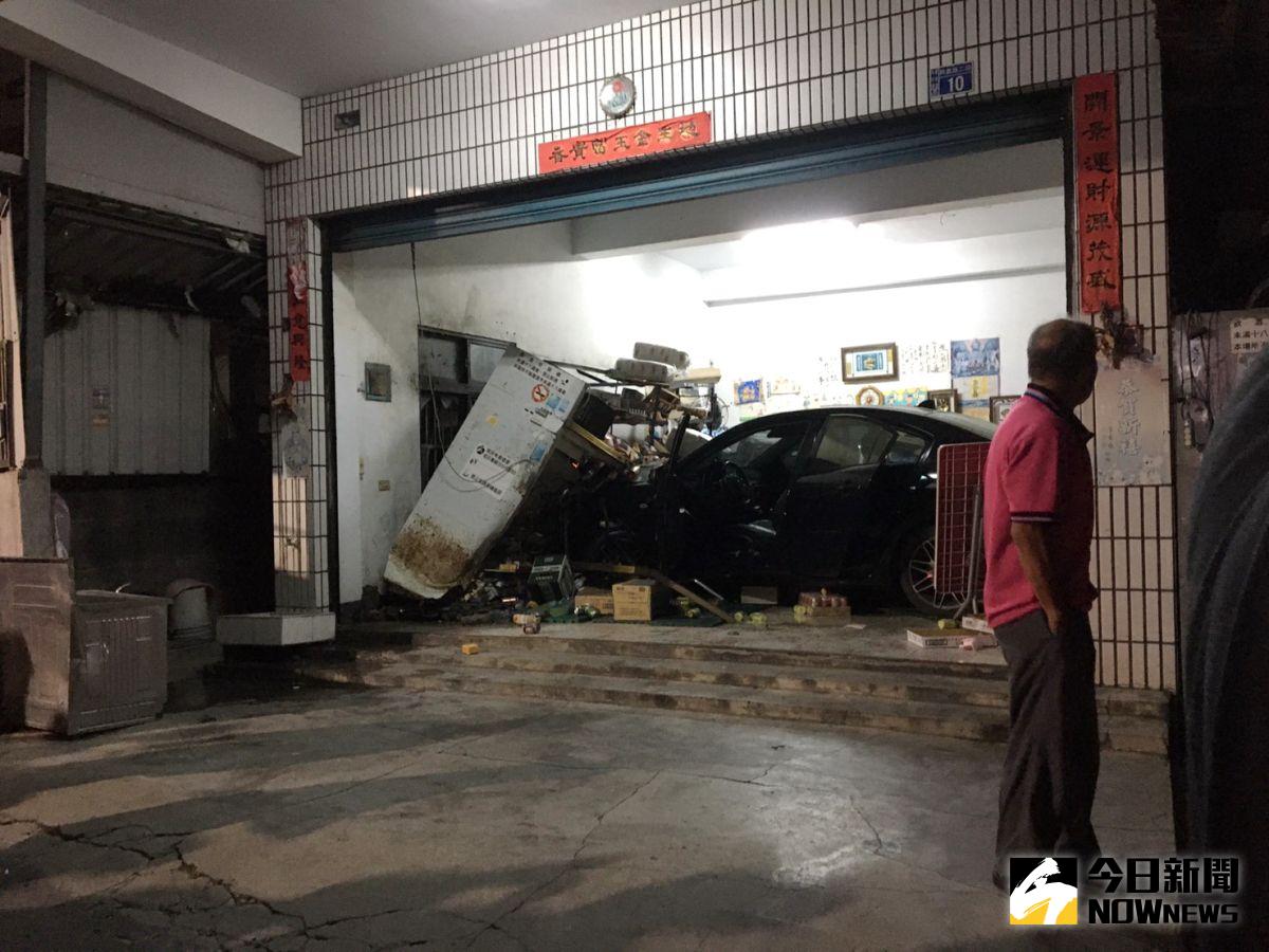 ▲北斗鎮興農路晚間發生一起自小客車衝撞雜貨店車禍，店內一片狼藉。（圖／記者陳雅芳攝，2020.09.22）
