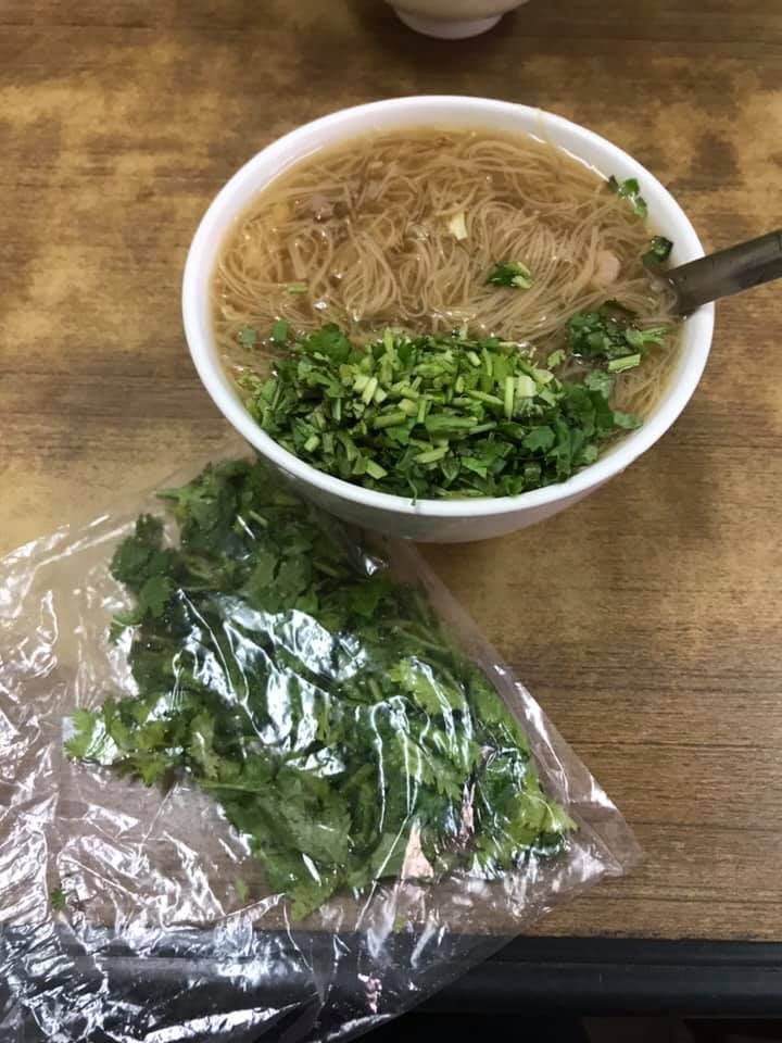 ▲一名女網友日前去吃大腸麵線時,自備一袋「香菜」,讓不少老饕看後全讚翻,直呼「太猛了!」(圖/翻攝自臉書社團《爆廢公社》)