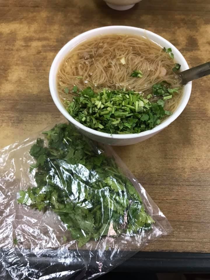 ▲一名女網友日前去吃大腸麵線時，自備一袋「香菜」，讓不少老饕看後全讚翻，直呼「太猛了！」（圖／翻攝自臉書社團《爆廢公社》）